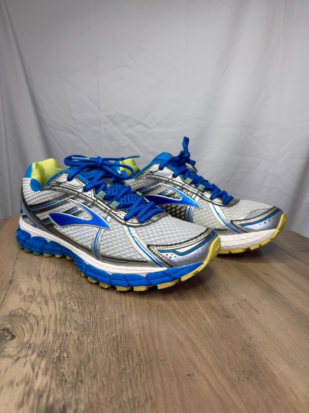 Brooks Adrenaline GTS 15 women's running shoes in a silver, blue,  lime Size 9.5
